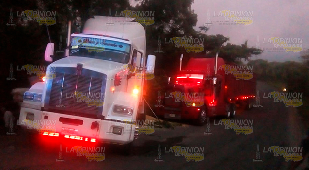 Vuelca tráiler cargado con maíz sobre la carretera Naranjos - Tamiahua Vuelca tráiler cargado con maíz sobre la carretera Naranjos - Tamiahua