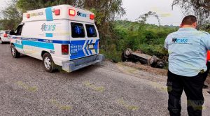Vuelca veloz camioneta sobre la carretera Tihuatlán - Álamo Vuelca veloz camioneta sobre la carretera Tihuatlán - Álamo