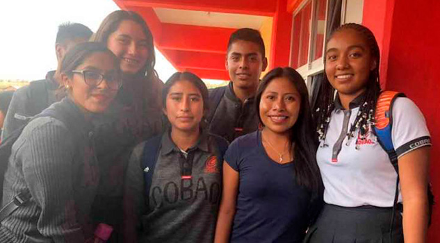 Yalitza dona computadoras en escuela de Tlaxiaco Yalitza dona computadoras en escuela de Tlaxiaco