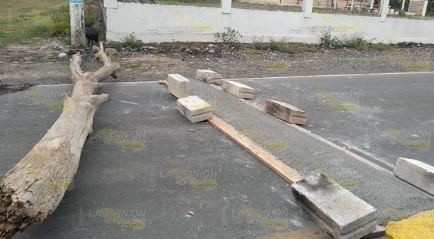 Llenan de topes la carretera a Tuxpan