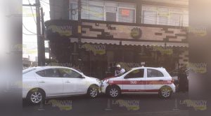 Invade carril y choca; dos mujeres lesionadas.