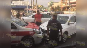 Invade carril y choca; dos mujeres lesionadas.