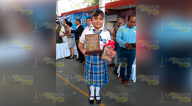 Destacada alumna representa Coyutla