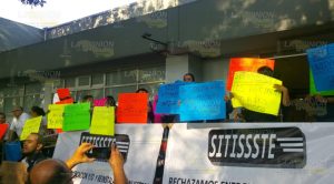 Protestan trabajadores del ISSSTE