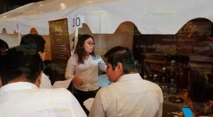 Jóvenes universitarios exponen proyectos