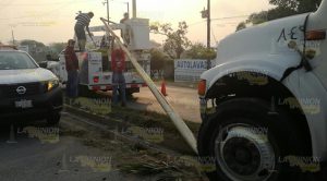 Camión derriba una luminaria en Tuxpan