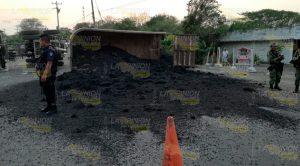 Descargaba asfalto y vuelca