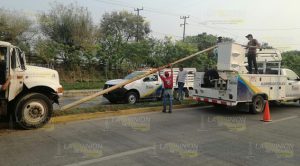 Camión derriba una luminaria en Tuxpan