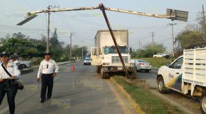 Camión derriba una luminaria en Tuxpan