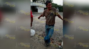 Descargaba asfalto y vuelca