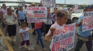 Con plantones, exigen al alcalde de Tuxpan que cumpla con obras en Alto Lucero