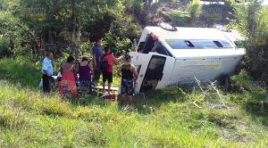 Vuelca camioneta con 15 personas a bordo en la Tamiahua- Tuxpan