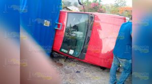 Camioneta a la deriva, causó cuantiosos daños materiales y terminó volcada