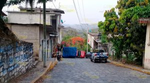 Camioneta a la deriva, causó cuantiosos daños materiales y terminó volcada