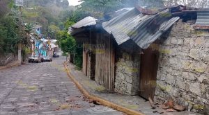 Camioneta a la deriva, causó cuantiosos daños materiales y terminó volcada