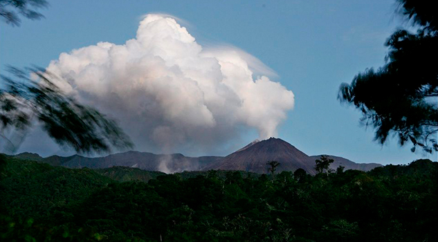 Advierten posible caída de ceniza del volcán Reventador en Quito