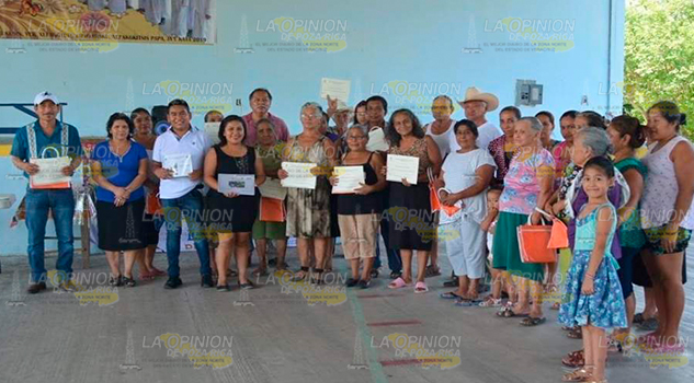 Entregan catálogo de plantas medicinales por parte de alumnos de la UV