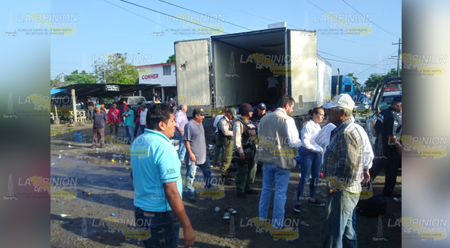 Localizan tráiler con 200 indocumentados