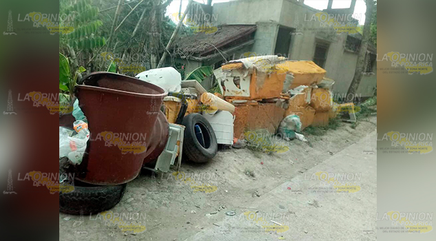 Chatarrero deja un cochinero en barrio de Santa Cruz, Papantla.