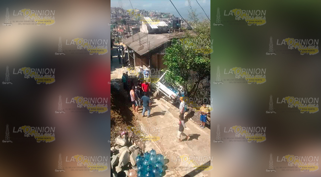 Camioneta repartidora de agua, cae a precipicio