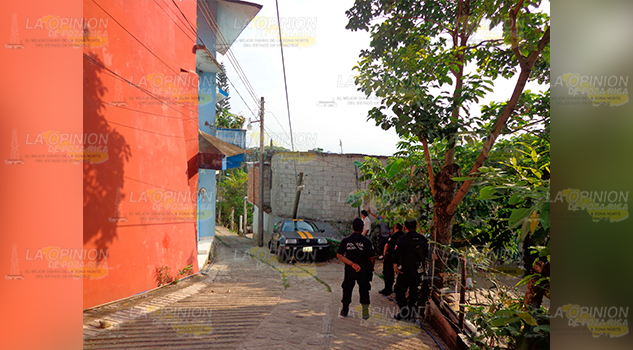 Vehículo choca contra un poste en Chicontepec