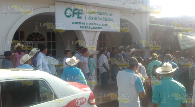 Por altos cobros campesinos se manifiestan en la CFE; recibos de hasta 40 mil pesos refieren