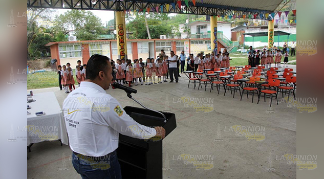 Entregan mobiliario en primaria Himno Nacional de Tihuatlán