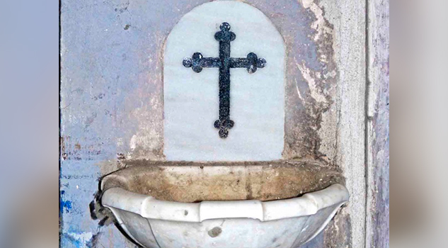 Turista apaga incendio en iglesia con agua… bendita