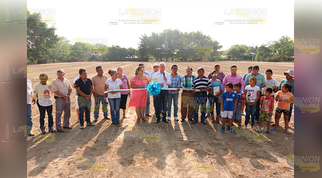 Entrega J. Vera campo deportivo rehabilitado