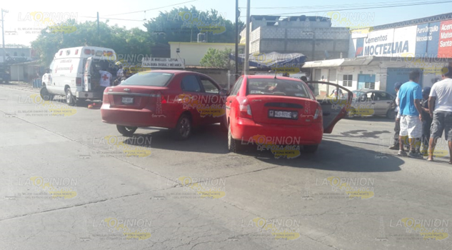 Choca aveo contra dodge en Álamo, fuertes daños materiales