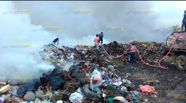 Controlan el fuego del basurero, después de 20 horas de trabajo