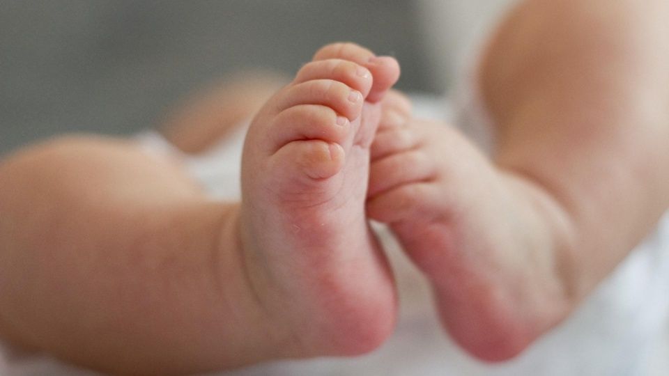 Madre lleva a su bebé a un antro, se duerme sobre él y lo asfixia