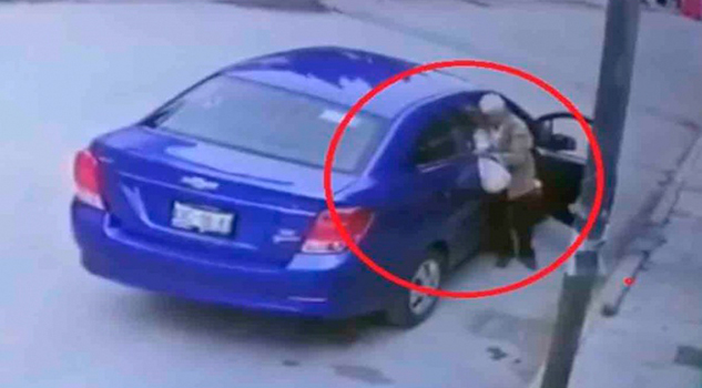 Abandonan a abuelito en plena calle; llevaba bolsa con sus cosas
