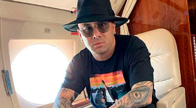 A Wisin se le acaba el piso y cae del escenario en pleno concierto A Wisin se le acaba el piso y cae del escenario en pleno concierto
