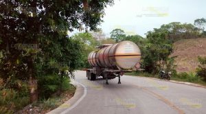Abandonan pipa con gasolina para aviones en Tihuatlán Abandonan pipa con gasolina para aviones en Tihuatlán
