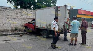 Camioneta choca contra una barda en la colonia Agustín Lara Camioneta choca contra una barda en la colonia Agustín Lara