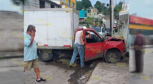 Camioneta choca contra una barda en la colonia Agustín Lara Camioneta choca contra una barda en la colonia Agustín Lara