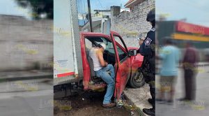 Camioneta choca contra una barda en la colonia Agustín Lara Camioneta choca contra una barda en la colonia Agustín Lara
