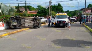 Camioneta de entrega de paquetería vuelca tras ser chocada Camioneta de entrega de paquetería vuelca tras ser chocada