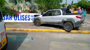 Camioneta de entrega de paquetería vuelca tras ser chocada Camioneta de entrega de paquetería vuelca tras ser chocada