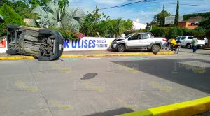 Camioneta de entrega de paquetería vuelca tras ser chocada Camioneta de entrega de paquetería vuelca tras ser chocada