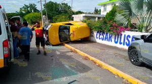 Camioneta de entrega de paquetería vuelca tras ser chocada Camioneta de entrega de paquetería vuelca tras ser chocada