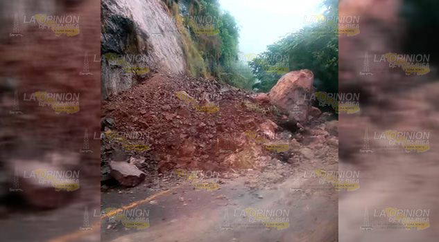 Derrumbes bloquean carretera la carretera federal México - Tampico Derrumbes bloquean carretera la carretera federal México - Tampico