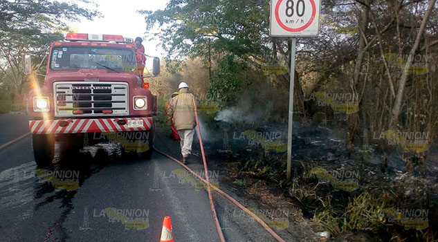 Fuego consume un amplia área verde en la carretera Tuxpan - Tampico Fuego consume un amplia área verde en la carretera Tuxpan - Tampico