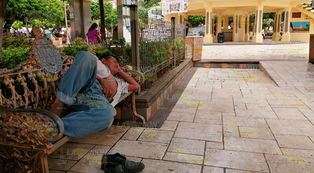 Indigentes se apoderan del parque Israel C. Téllez en Papantla Indigentes se apoderan del parque Israel C. Téllez en Papantla
