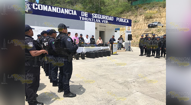 Dotan de armamento a la Policía Municipal de Tihuatlán; al cumplir con acreditación
