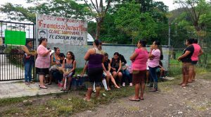Madres de familia toman primaria en Papantla, exigen maestros Madres de familia toman primaria en Papantla, exigen maestros
