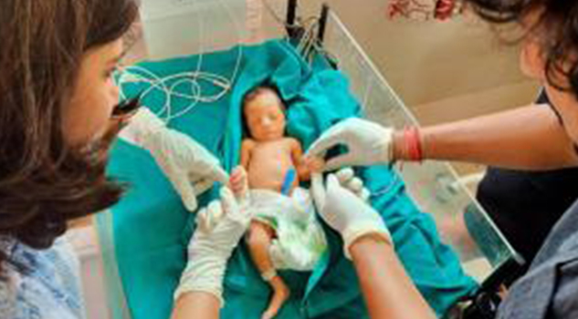 Pareja usa Twitter para rescatar a niña recién nacida abandonada en basurero Pareja usa Twitter para rescatar a niña recién nacida abandonada en basurero
