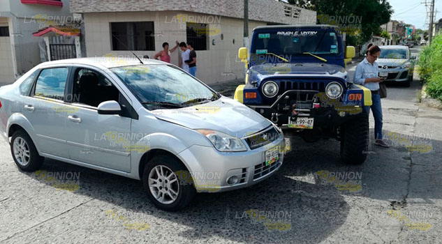 Particulares chocan en peligroso cruce de Tuxpan Particulares chocan en peligroso cruce de Tuxpan