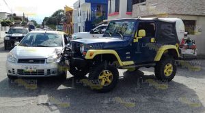Particulares chocan en peligroso cruce de Tuxpan Particulares chocan en peligroso cruce de Tuxpan